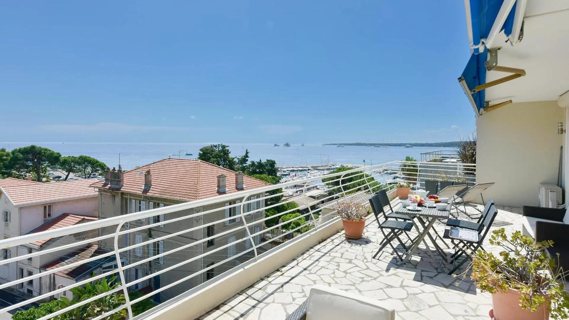 Cozy Top-Floor 2-Br Apartment Terrace And Sea View Cannes France